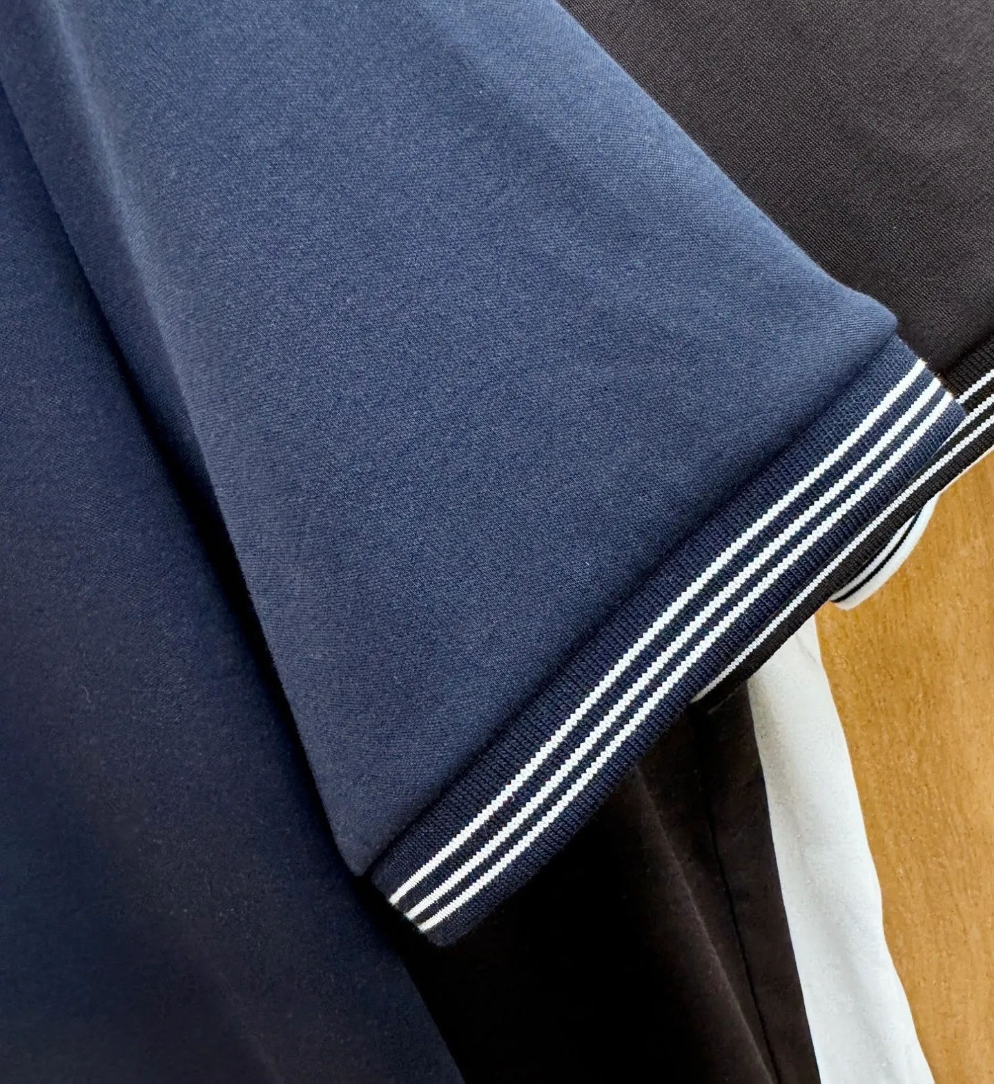 , BC Bruti's 2026 spring and summer New Arrival first counter, the latest New Arrival lapel short sleeves, mercerized cotton fabric, Premium customization, avant-garde and fashionable design! The brand logo is designed with heavy craftsmanship. It feels soft. It is comfortable to wear. It has exquisite counter-level stitching. It has fine workmanship. The upper body effect is incomparably handsome! A must-have item for a stylish man! Sizes:M-4XL